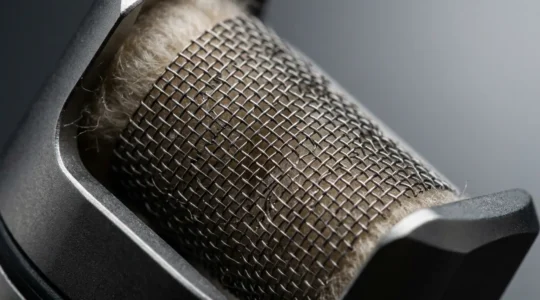 Gros plan sur une résistance mesh moderne pour cigarette électronique montrant sa structure métallique tissée