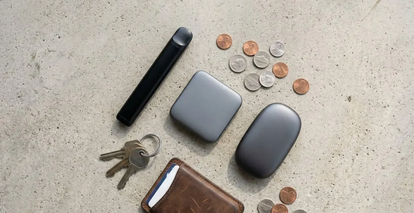 Différents formats de pods disposés sur une surface avec accessoires quotidiens