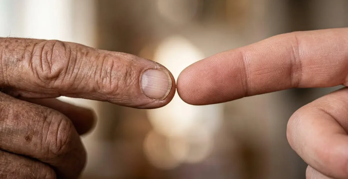 Gros plan macro sur deux mains tendues qui se rejoignent, symbolisant le soutien et la transmission