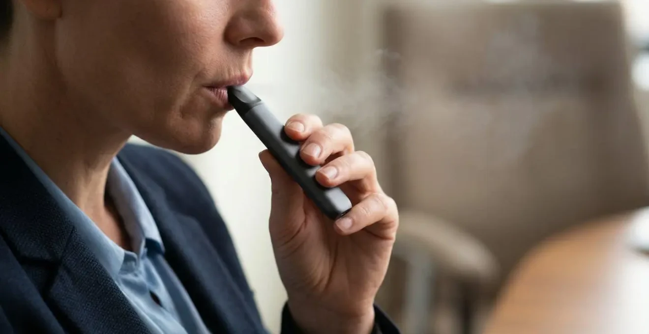 Personne utilisant discrètement un pod à tirage automatique